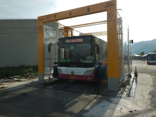 巴士洗車機正式投用 1分鐘洗一輛公交車